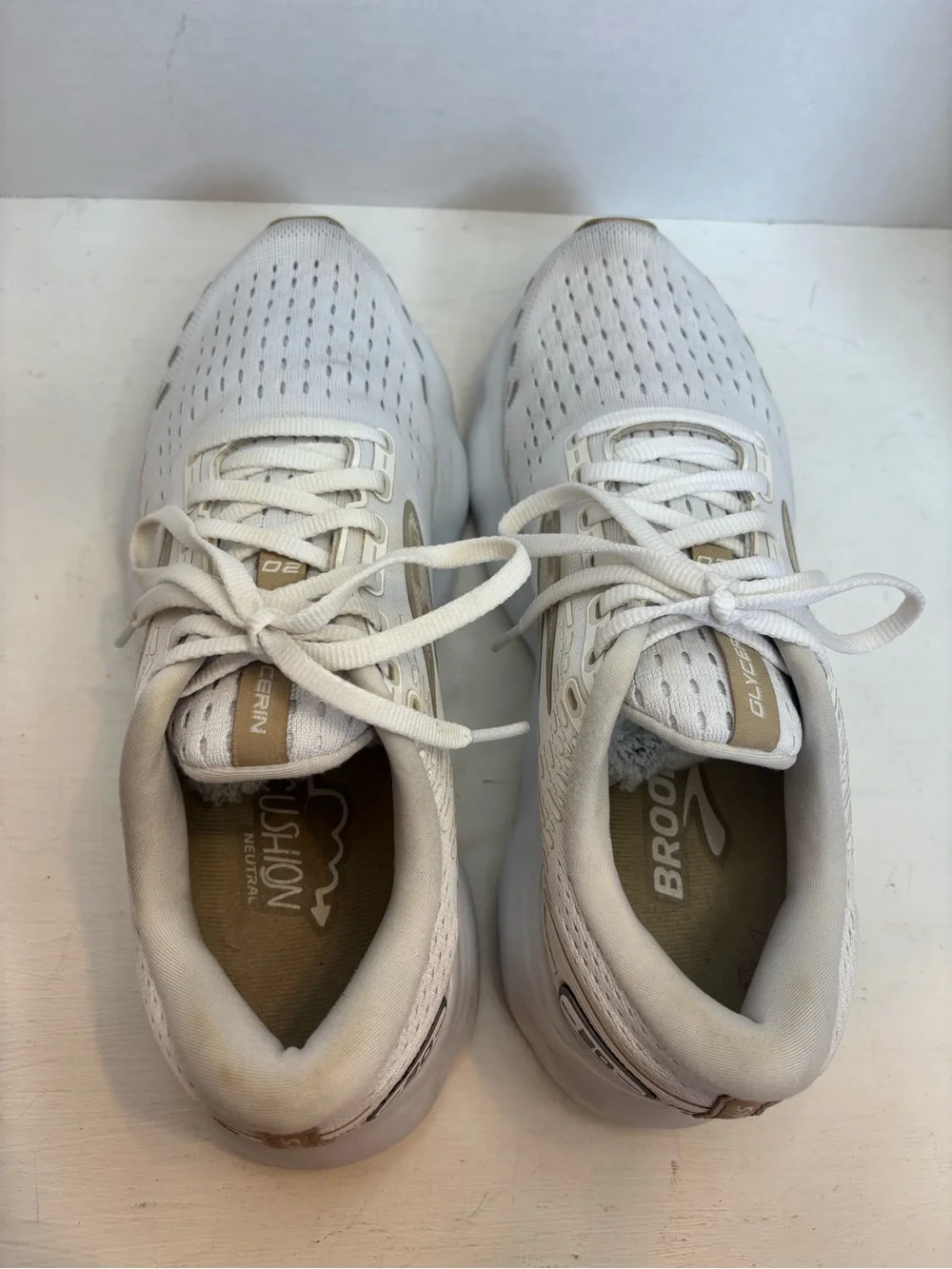 Brooks lightweight white